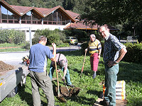 Das Foto zeigt Mitglieder der SPD-Otsvereins Arzbach beim Aufbau der Wippe