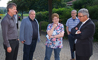Das Foto zeigt vier Personen, die sich unterhalten