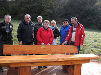 Das Foto zeigt Mitglieder der SPD-Otsvereins Arzbach nach dem Aufbau der Sitzgruppe