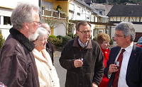 Roger Lewentz im Gespräch mit Passanten